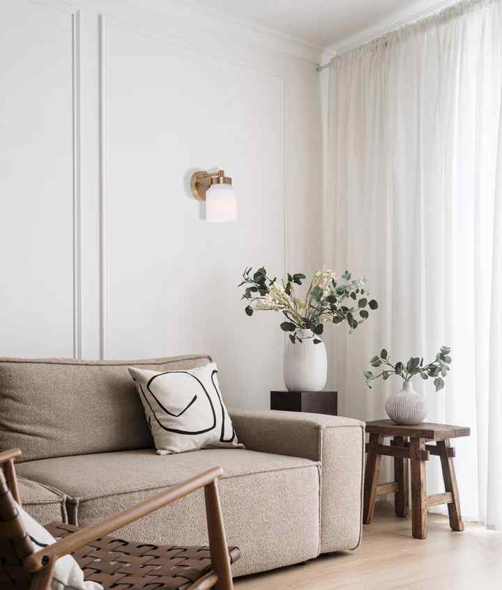 CLA TUFO: Interior White Jar Alabaster with Brass Highlight Wall Light